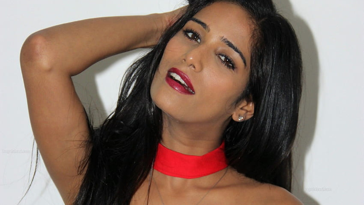 poonam-pandey-is-alive-not-dead-issues-statement-on-instagram-photos-videos